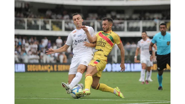 Joao Schmidt jogador do Santos disputa lance com Anderson Rosa jogador do Brusque. Foto: Lucas Gabriel Cardoso/AGIF
