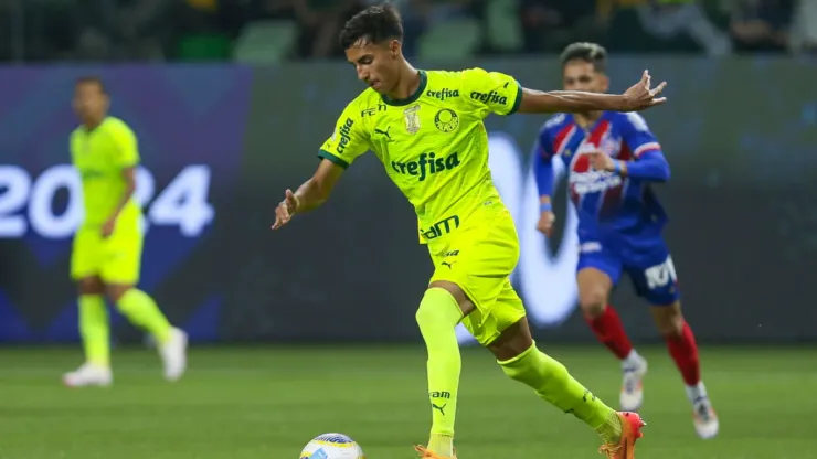 Foto: Ricardo Moreira/Getty Images -Vitor Reis é zagueiro do Palmeiras.
