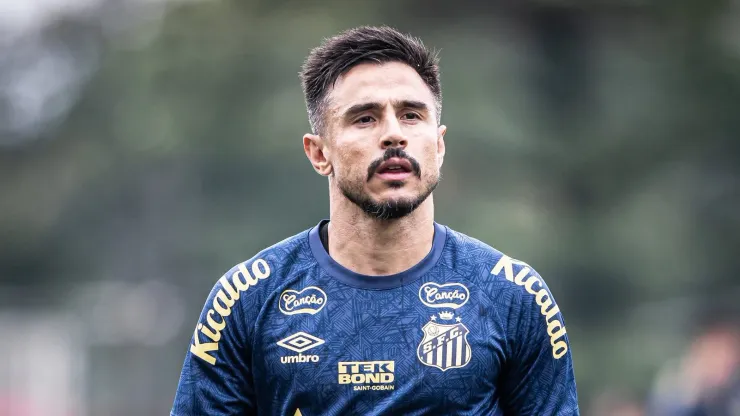 Willian Bigode treina no CT Rei Pelé - Fotos: Raul Baretta/ Santos FC.
