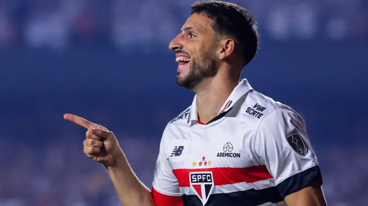  Calleri faz ligação, conversa com meio-campista e ele chegou ao São Paulo  