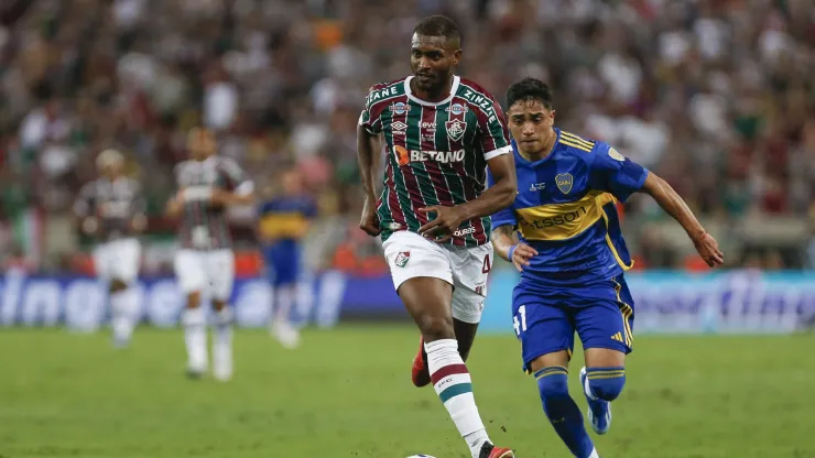 RIO DE JANEIRO, BRAZIL - NOVEMBER 4: Marlon of Fluminense competes for the ball with Luca Langoni of Boca Juniors during the final match of Copa CONMEBOL Libertadores 2023 between Fluminense and Boca Juniors at Maracana Stadium on November 4, 2023 in Rio de Janeiro, Brazil. (Photo by Ricardo Moreira/Getty Images) 
