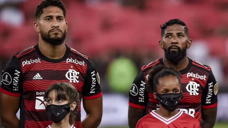 Pablo ao lado de Rodinei, em uma partida de 2022, na Libertadores - 
Foto: Marcelo Cortes / Flamengo
