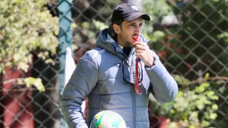 Técnico Zubeldía treina a equipe do São Paulo. 
