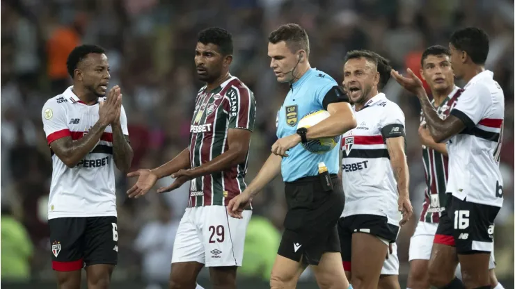 São Paulo perdeu para o Fluminense em jogo cheio de polêmicas
