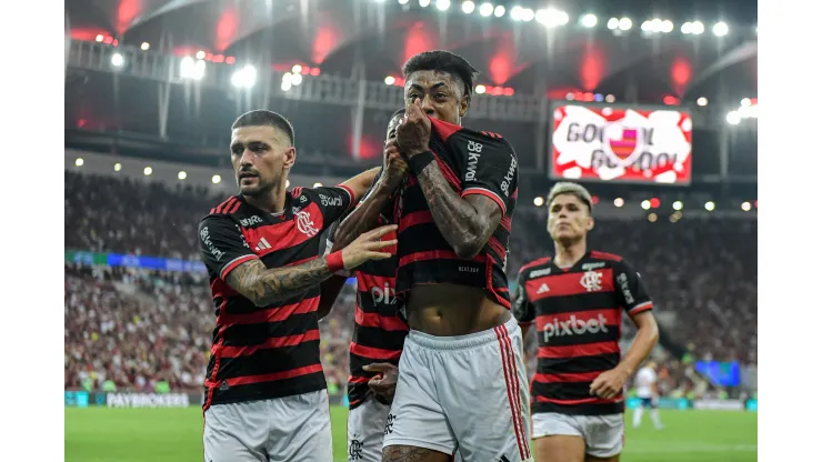 Jogadores do Flamengo comemoram gol durante partida contra o Bahia no estadio Maracana pelo campeonato Copa Do Brasil 2024. Foto: Thiago Ribeiro/AGIF
