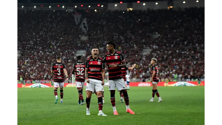Arrascaeta jogador do Flamengo comemora seu gol com Bruno Henrique durante partida contra o Bahia na Copa do Brasil 2024. Foto: Thiago Ribeiro/AGIF 