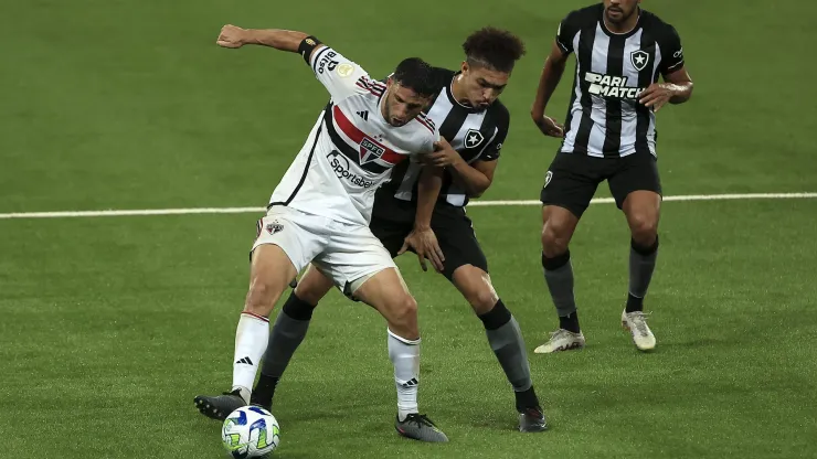 RIO DE JANEIRO, BRAZIL - APRIL 15: Calleri of Sao Paulo competes for the ball with Adryelson (C) and Daniel Borges of Botafogo during a match between Botafogo and São Paulo as part of Brasileirao 2023 at Estadio Olímpico Nilton Santos on April 15, 2023 in Rio de Janeiro, Brazil. (Photo by Buda Mendes/Getty Images)
