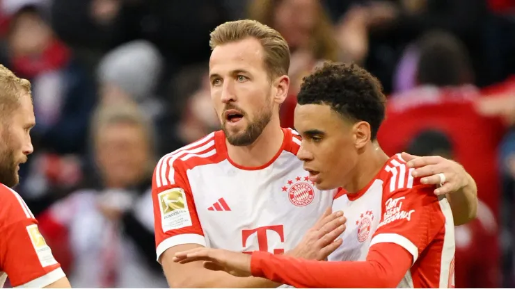 Jamal Musiala e Harry Kane comemoram juntos em partida do Bayern de Munique pela Bundesliga. (Photo by Sebastian Widmann/Getty Images)
