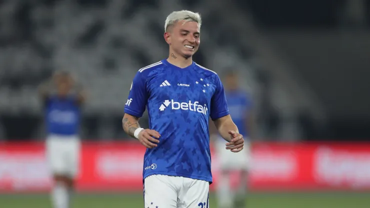 RIO DE JANEIRO, BRAZIL - JULY 27: Barreal of Cruzeiro reacts after missing a goal during the match between Botafogo and Cruzeiro as part of Brasileirao 2024 at Estadio Olimpico Nilton Santos on July 27, 2024 in Rio de Janeiro, Brazil. (Photo by Wagner Meier/Getty Images)
