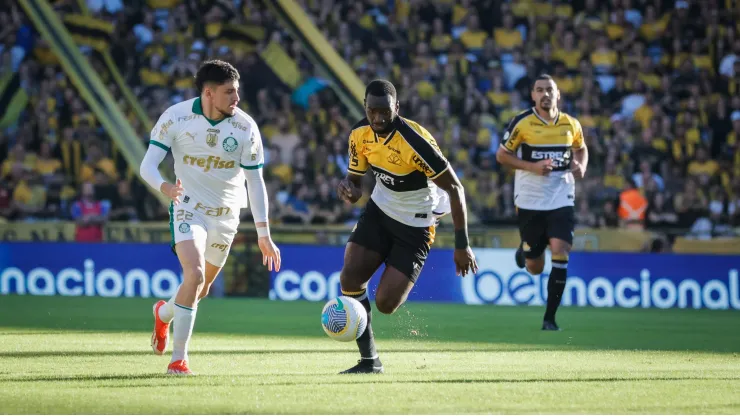SP - CRICIUMA - 02/06/2024 - BRASILEIRO A 2024, CRICIUMA X PALMEIRAS - Bolasie jogador do Criciuma durante partida contra o Palmeiras no estadio Heriberto Hulse pelo campeonato Brasileiro A 2024. Foto: Leonardo Hubbe/AGIF 