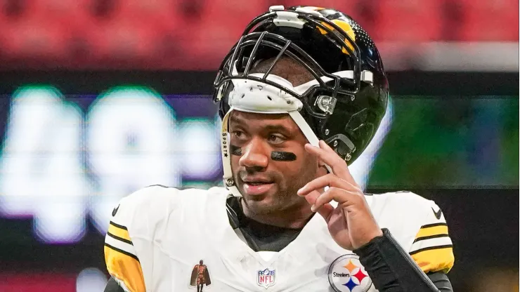 Russell Wilson envia um recado claro e desafiador a Justin Fields, antecipando seu retorno aos campos. Copyright: Debby Wong. 