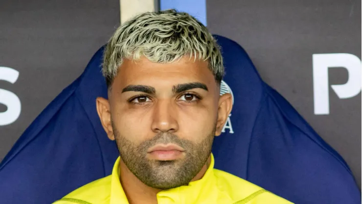 Gabigol no banco de reservas do Mengão.
