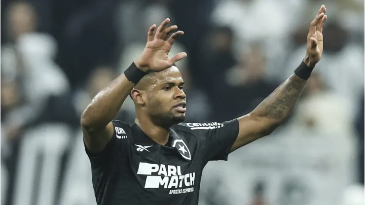 SAO PAULO, BRAZIL - JUNE 01: Junior Santos of Botafogo celebrates after scoring the first goal of his team during a match between Corinthians and Botafogo as part of Brasileirao Series A 2024 at Neo Quimica Arena on June 01, 2024 in Sao Paulo, Brazil.  (Photo by Alexandre Schneider/Getty Images)
