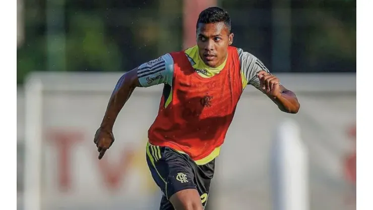 Alex Sandro, zagueiro do Flamengo durante treino treino com o elenco 
