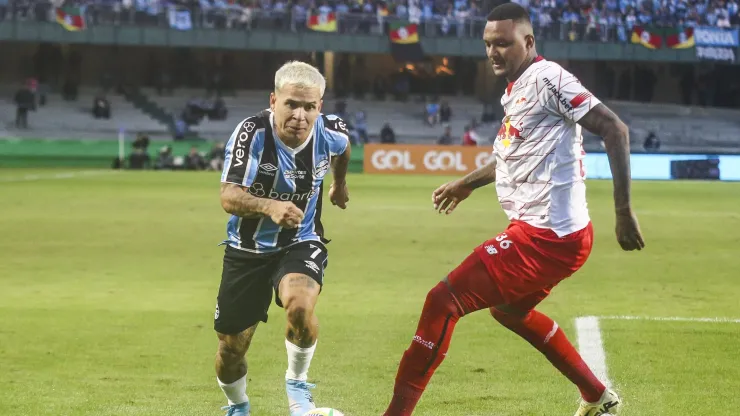 Soteldo jogador do Grêmio disputa lance com Luan Candido jogador do Bragantino. Foto: Gabriel Rosa Machado/AGIF
