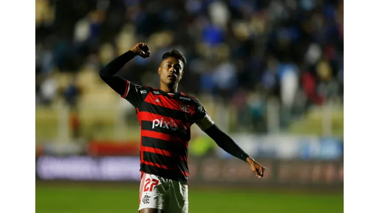 Flamengo e Vasco duelam em clássico pela 26ª rodada.
