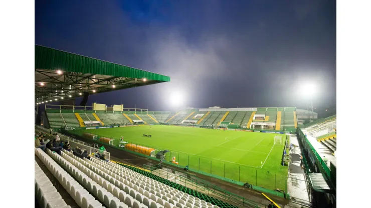 Chapecoense encara o Ceará na 26ª rodada.
