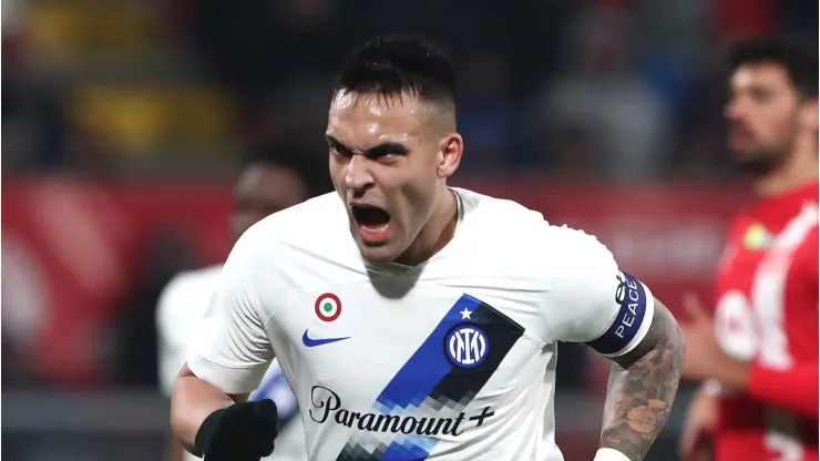 Lautaro Martinez comemora seu gol pela Inter de Milão em partida diante do Monza. (Photo by Marco Luzzani/Getty Images)
