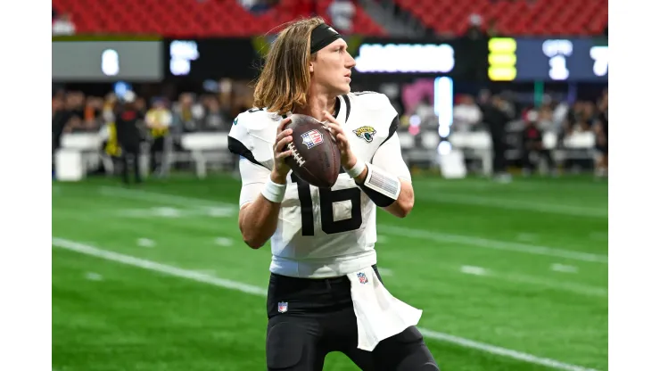 Jacksonville quarterback, Trevor Lawrence (16) aquece-se na linha lateral durante a pré-temporada NFL, American Football Herren, jogo dos EUA entre o Jacksonville Jaguars e os Atlanta Falcons em 23 de agosto de 2024 no Mercedes-Benz Stadium em Atlanta, GA
