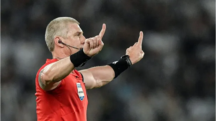 RJ - RIO DE JANEIRO - 14/09/2024 - BRASILEIRO A 2024, BOTAFOGO X CORINTHIANS - O arbitro Anderson Daronco durante partida entre Botafogo e Corinthians no estadio Engenhao pelo campeonato Brasileiro A 2024. Foto: Thiago Ribeiro/AGIF
