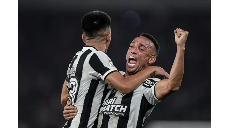 Almada jogador do Botafogo comemora gol com Marcal. Foto: Thiago Ribeiro/AGIF
