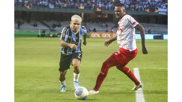 Soteldo jogador do Grêmio disputa lance com Luan Candido jogador do Bragantino. Foto: Gabriel Rosa Machado/AGIF
