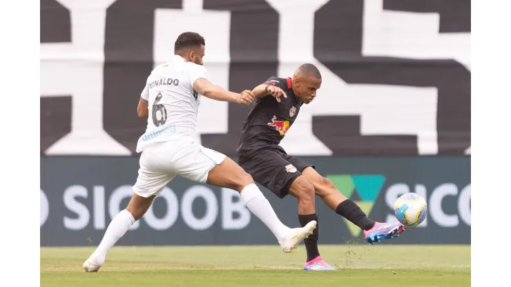 SP - BRAGANCA PAULISTA - 15/09/2024 - BRASILEIRO A 2024, BRAGANTINO X GREMIO - Jhonatan jogador do Bragantino durante partida contra o Gremio no estadio Nabi Abi Chedid pelo campeonato Brasileiro A 2024. Foto: Diogo Reis/AGIF
