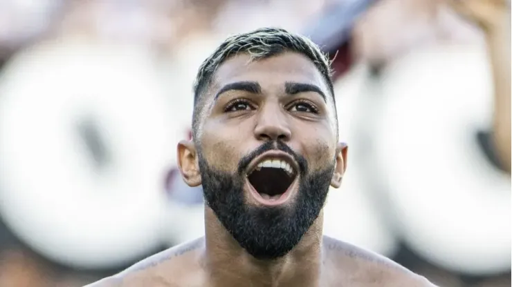 Gabigol comemora com torcedores do Flamengo na Vila Belmiro.
