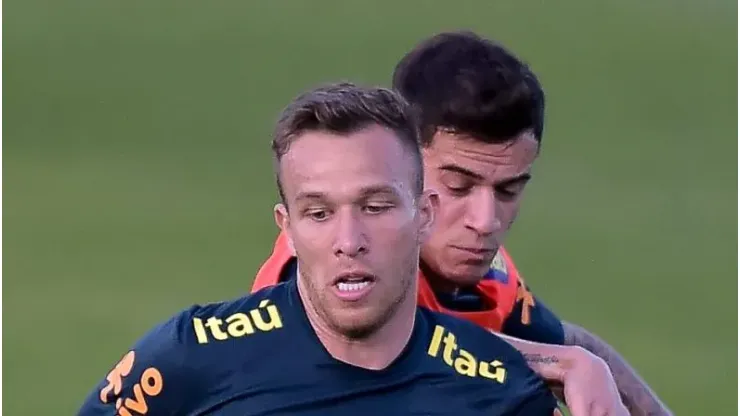 Arthur durante treino da Seleção Brasileira. Meio-campista é descartado no Imortal. 