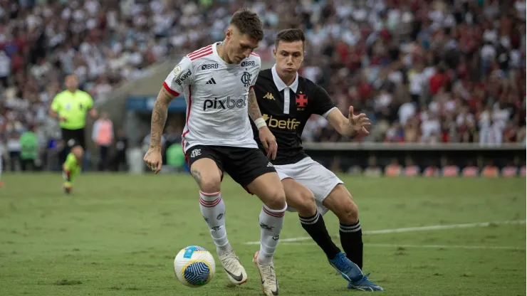 Lucas Piton jogador do Vasco disputa lance com Varela jogador do Flamengo durante partida no estadio Maracana pelo campeonato Brasileiro A 2024. 
