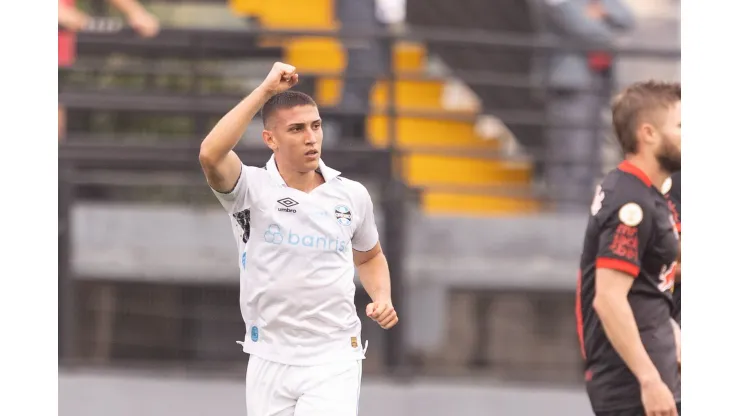 Monsalve jogador do Grêmio comemora seu gol durante partida contra o Bragantino. Foto: Diogo Reis/AGIF
