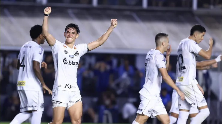 JP Chermont jogador do Santos comemora seu gol durante partida contra o America-MG no estadio Vila Belmiro pelo campeonato Brasileiro B 2024
