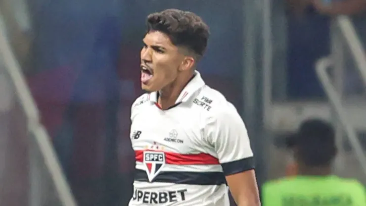 MG - BELO HORIZONTE - 15/09/2024 - BRASILEIRO A 2024, CRUZEIRO X SAO PAULO - William Gomes jogador do Sao Paulo comemora seu gol durante partida contra o Cruzeiro no estadio Mineirao pelo campeonato Brasileiro A 2024. Foto: Gilson Lobo/AGIF
