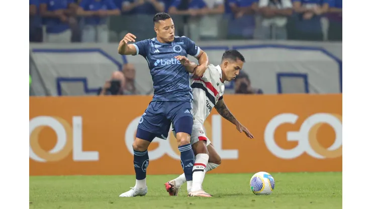 Marlon, disputa bola com Vinicius jogador do Sao Paulo durante partida no estadio Mineirao pelo campeonato Brasileiro A 2024
