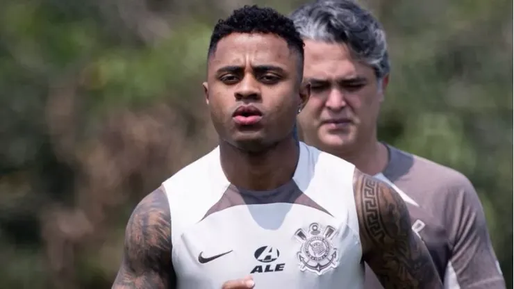 Diego Palacios em treinamento no campo do CT Joaquim Grava, com o fisioterapeuta Alex Cabrera. Foto: Rodrigo Coca/Agência Corinthians
