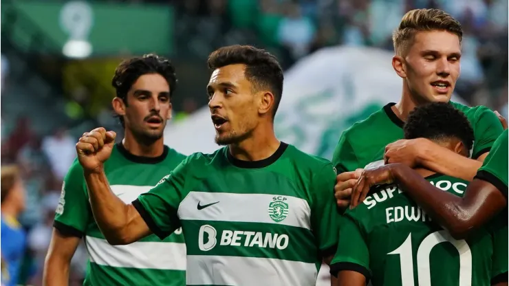 Pedro Gonçalves comemora gol com companheiros em partida entre Vilarreal e Sporting. (Photo by Gualter Fatia/Getty Images)
