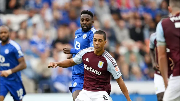 Youri Tielemans pelo Aston Villa em partida da Premier League diante do Leicester. (Photo by Michael Regan/Getty Images)
