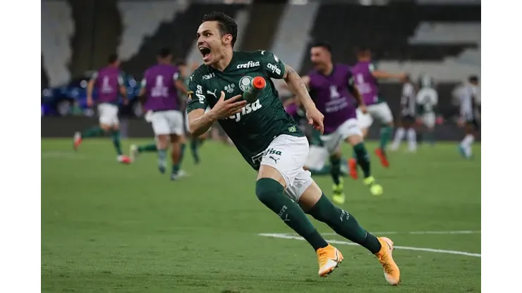 Raphael Veiga, do Palmeiras, comemora após a final da Copa CONMEBOL Libertadores 2020 contra o Santos, no Estádio do Maracanã no Rio de Janeiro 