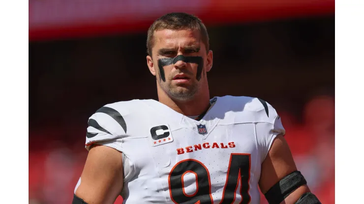Sam Hubbard (94), defensor do Cincinnati Bengals, antes do jogo contra o Kansas City Chiefs, em 15 de setembro de 2024 no GEHA Field no Arrowhead Stadium em Kansas City 