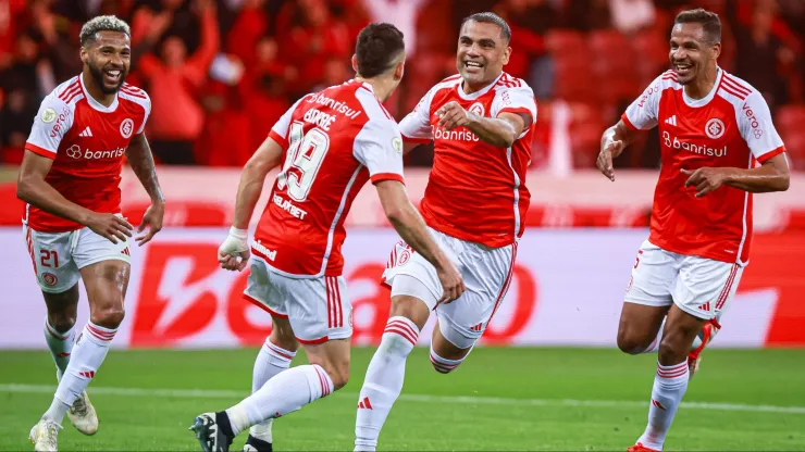 Gabriel Mercado, e companheiros do Internacional comemora seu gol com jogadores do seu time durante partida contra o Cuiaba no estadio Beira-Rio pelo campeonato Brasileiro A 2024
