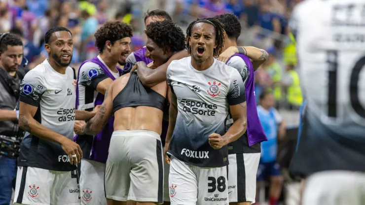 Jogadores do Corinthians comemoram o gol de Yuri Alberto.
