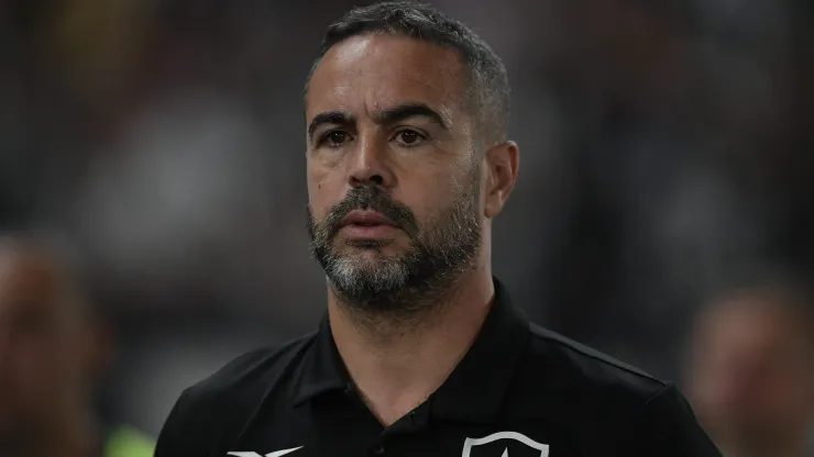 Artur Jorge técnico do Botafogo durante partida contra o Fortaleza. Foto: Thiago Ribeiro/AGIF
