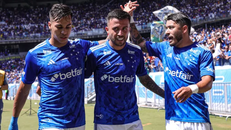 Matheus Henrique jogador do Cruzeiro comemora seu gol com Kaio Jorge. Foto: Gilson Lobo/AGIF
