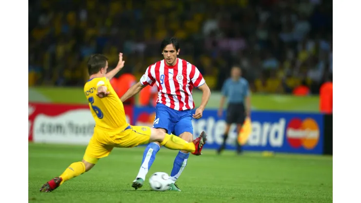 FIFA World Cup, WM, Weltmeisterschaft, Fussball Germany 2006 : 1st Round : Sweden - Paraguay Roque Santa Cruz PAR, JUNE 15, 2006 - Football : Roque Santa Cruz of Paraguay in action during the FIFA World Cup Germany 2006 Group B match between Sweden and Paraguay played at the Olympic Stadium in Berlin, Germany. Photo by Jun Tsukida/AFLO PUBLICATIONxNOTxINxBELxUKxUSA Copyright: xISOSPORTx 329154
