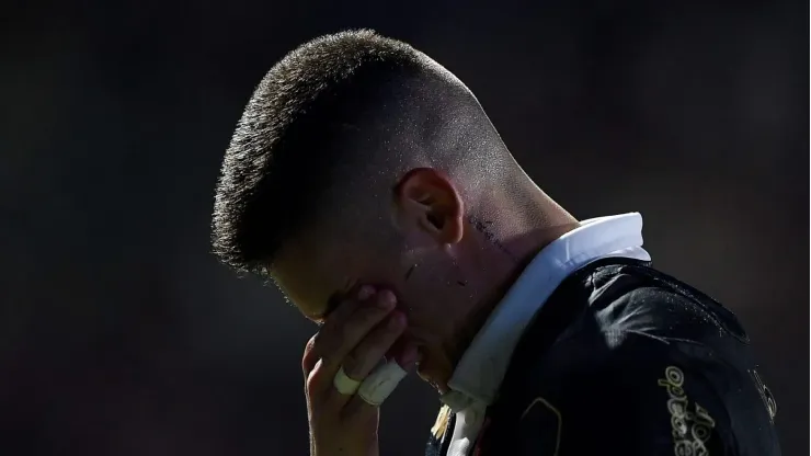 RJ - RIO DE JANEIRO - 06/12/2023 - BRASILEIRO A 2023, VASCO X BRAGANTINO - Gabriel Pec jogador do Vasco comemora vitoria ao final da partida contra o Bragantino no estadio Sao Januario pelo campeonato Brasileiro A 2023. Foto: Thiago Ribeiro/AGIF
