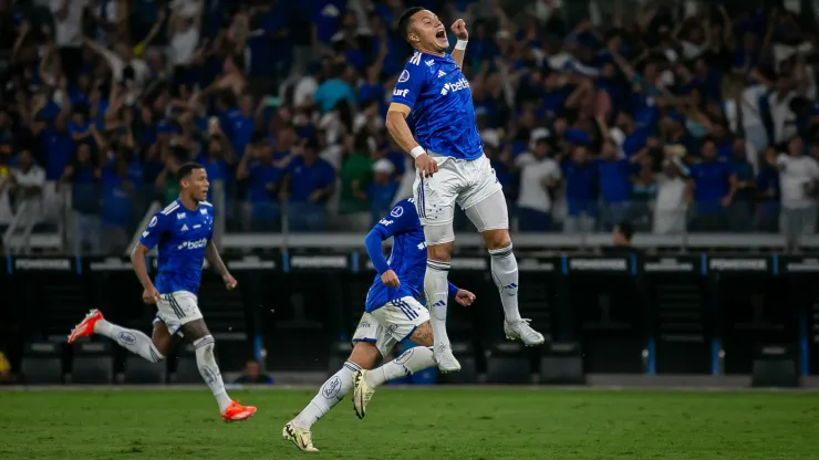 MG - BELO HORIZONTE - 22/08/2024 - COPA SUL-AMERICANA 2024, CRUZEIRO X BOCA JUNIORS - jogadores do Cruzeiro comemoram classificacao apos partida contra o Boca Juniors no estadio Mineirao pelo campeonato Copa Sul-Americana 2024. Foto: Fernando Moreno/AGIF
