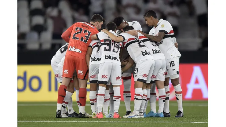 Jogadores do Sao Paulo antes da partida contra o Botafogo no estadio Engenhao pelo campeonato Copa Libertadores 2024. 
