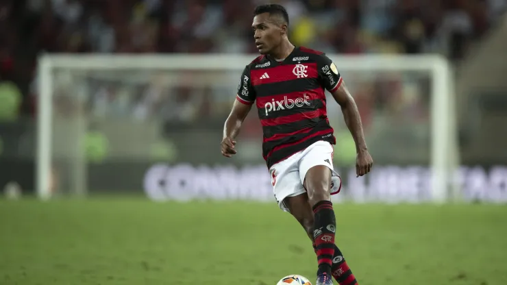 Alex Sandro jogador do Flamengo durante partida contra o Peñarol pela Libertadores 2024. Foto: Jorge Rodrigues/AGIF
