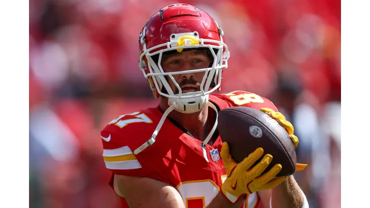 Kansas City Chiefs tight end Travis Kelce com a bola. /CSM Kansas City United States of America - ZUMAc04_ 20240915_zma_c04_608 Copyright: xDavidxSmithx
