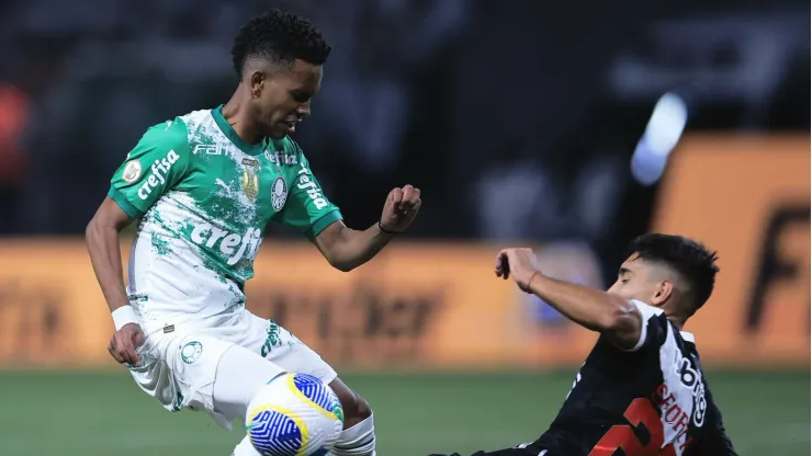 SP - SAO PAULO - 13/06/2024 - BRASILEIRO A 2024, PALMEIRAS X VASCO - Estevao jogador do Palmeiras disputa lance com Sforza jogador do Vasco durante partida no estadio Arena Allianz Parque pelo campeonato Brasileiro A 2024. Foto: Ettore Chiereguini/AGIF
